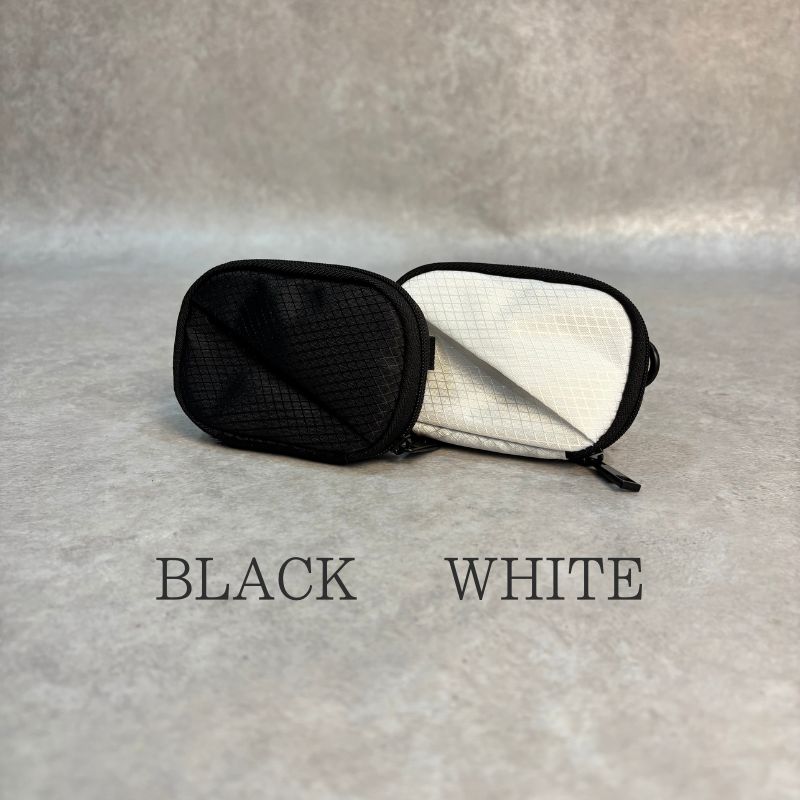 【初日特典】家カギ迷子の救世主。シリーズ最小ナノサイズの「ナノポ」 (white/black) - NIGオンラインストア
