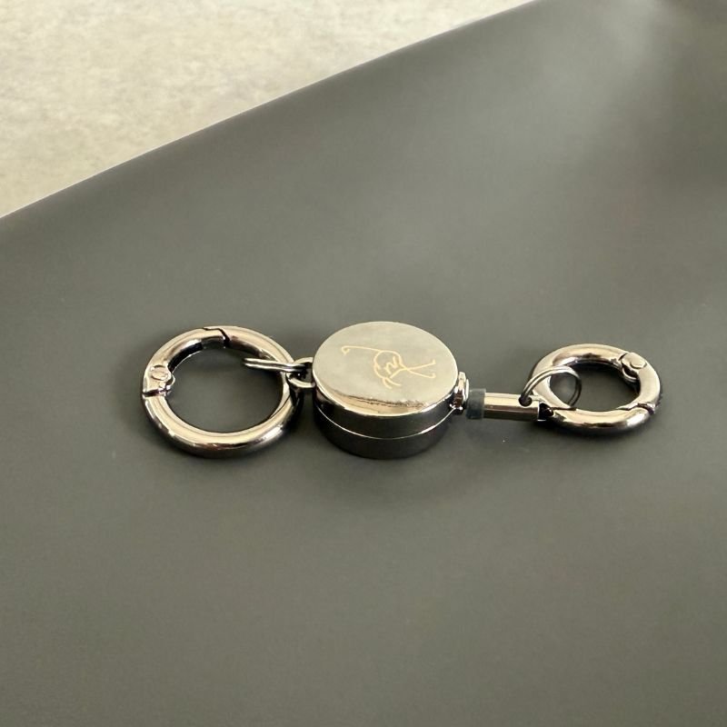 お気に入りのバッグに。カラビナ付きオリジナルキーリール - NIGオンラインストア